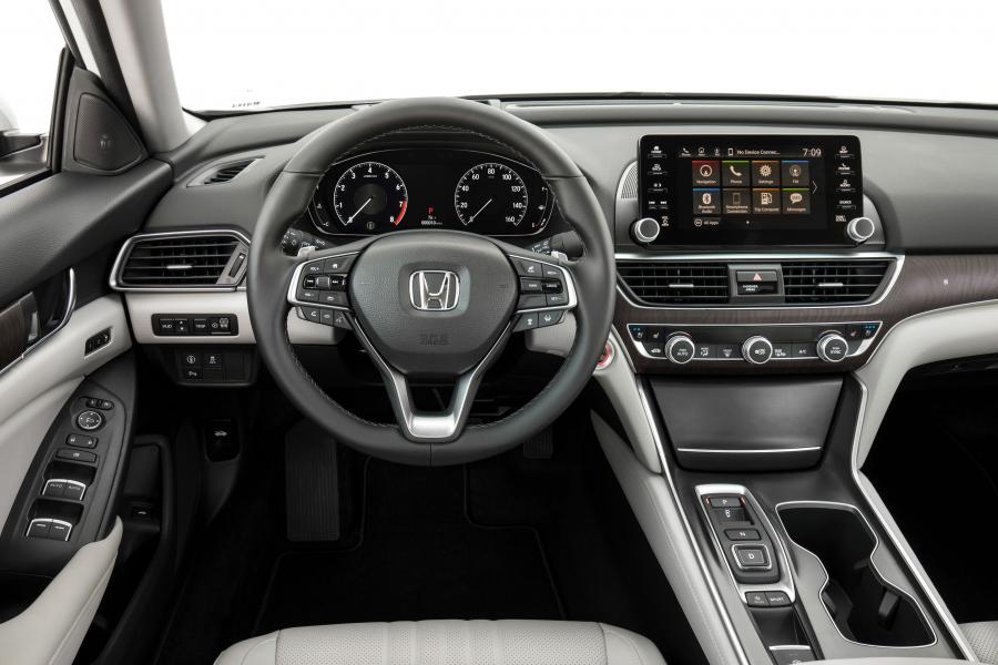 Торпедо Honda Accord Touring Hybrid 2017 года  (NA) (фото 4 из 170)